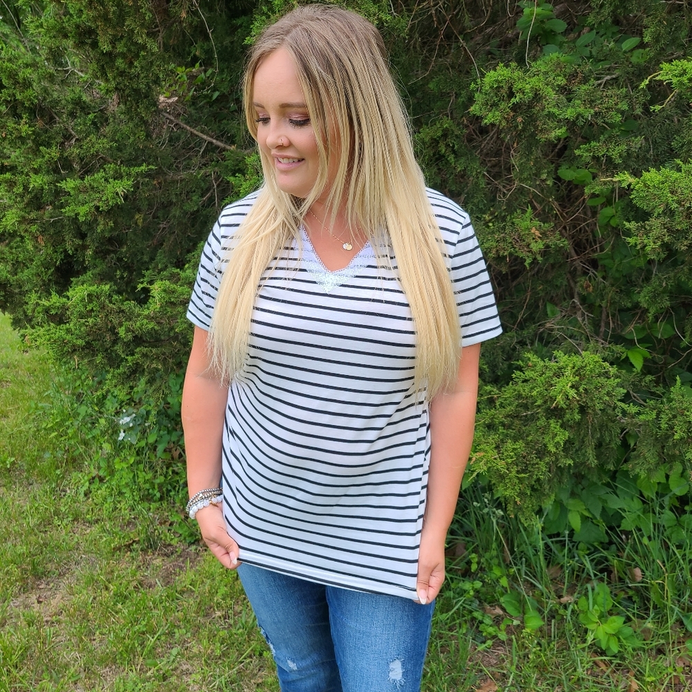 Black and white stripe tee sz large